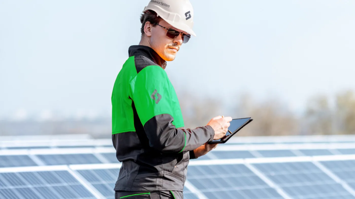 Tecnico Elettrica System durante manutenzione fotovoltaica