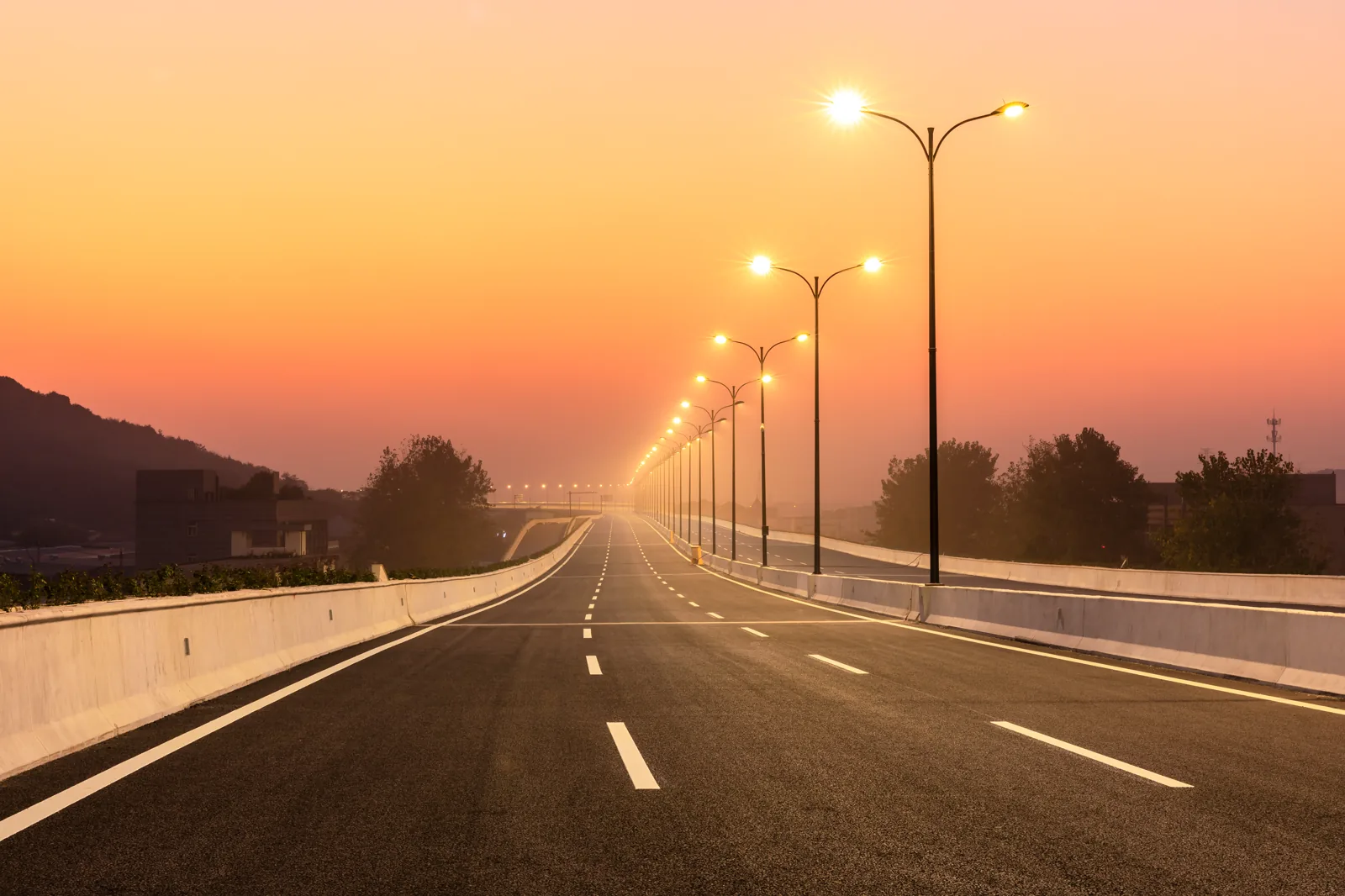Strada illuminata da impianto di illuminazione pubblica