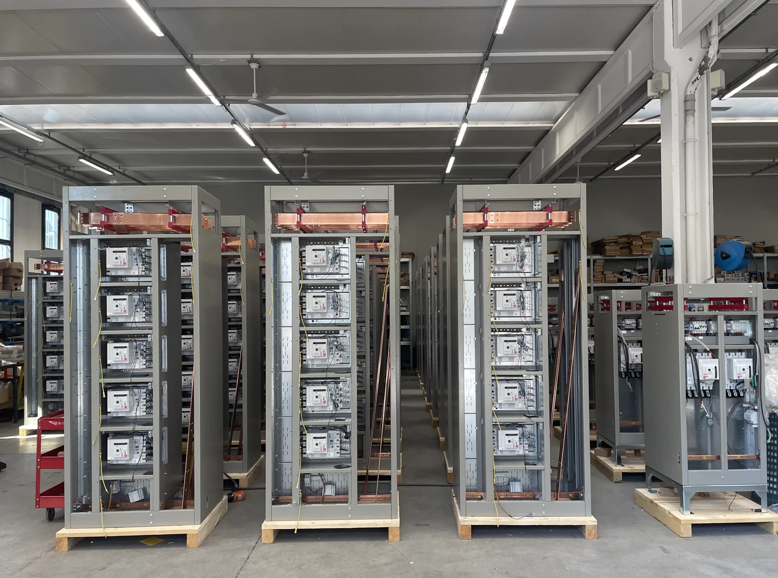 Quadri elettrici MT/BT in fase di assemblaggio nello stabilimento