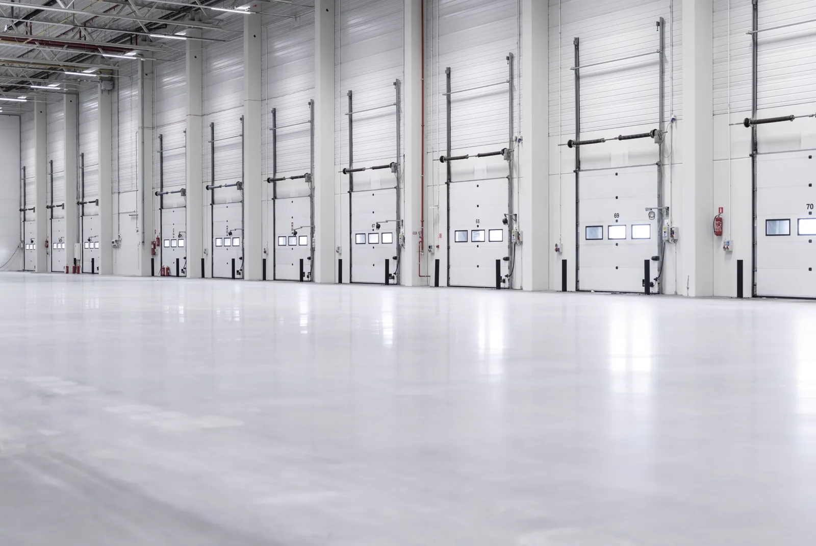Spazio logistico illuminato con tecnologia LED