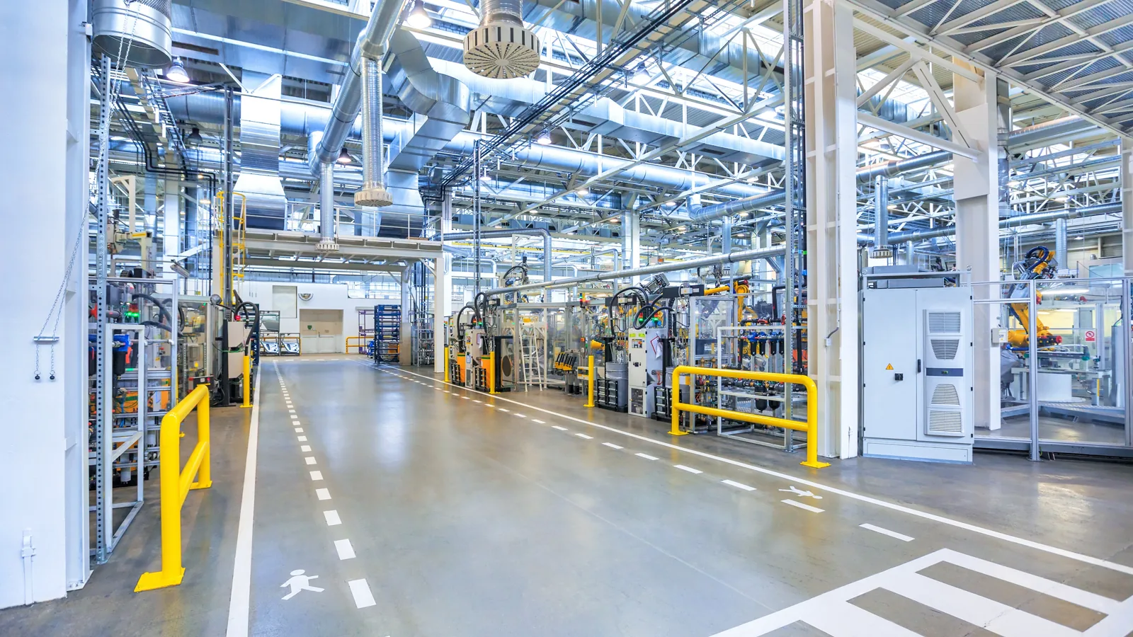 Reparto produttivo con impianti di illuminazione