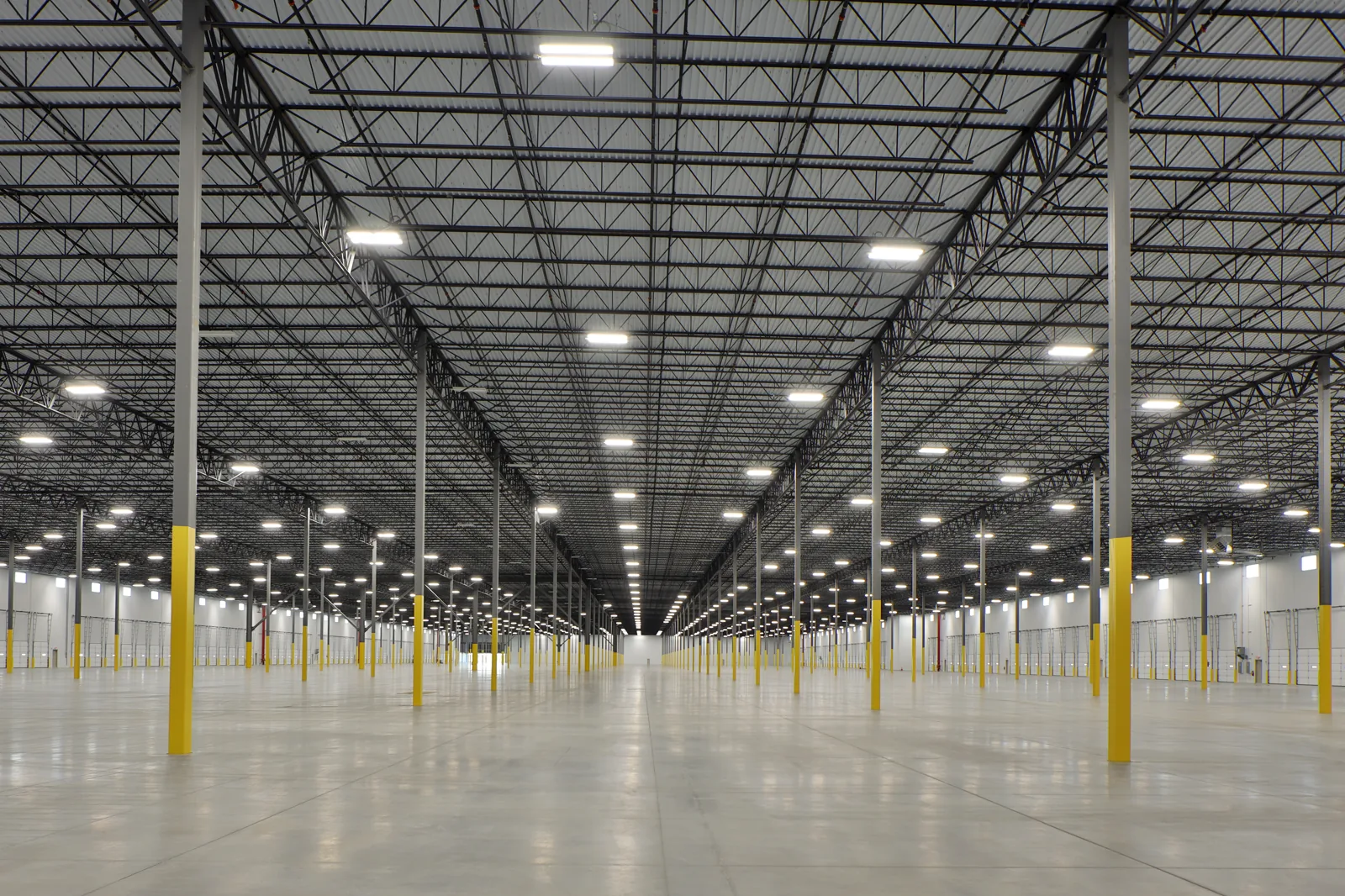 Grande ambiente industriale illuminato