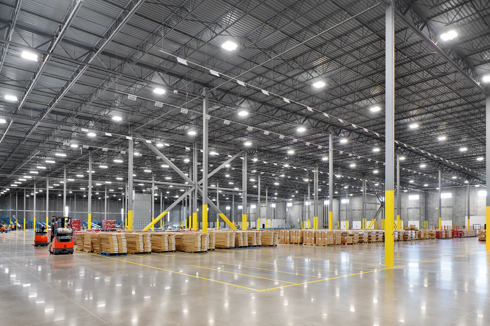 Magazzino con illuminazione industriale